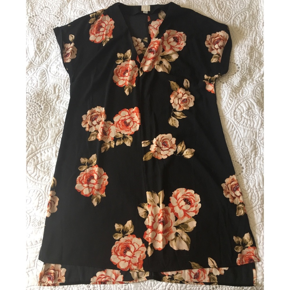 🌸3/$15🌸 A New Day Floral V-Neck Dress
